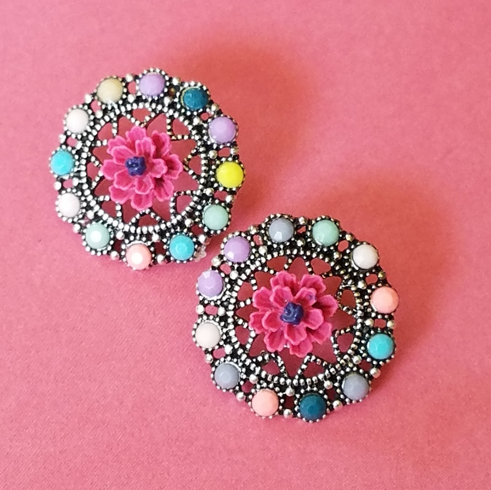 Round earrings with beads and pink flower
